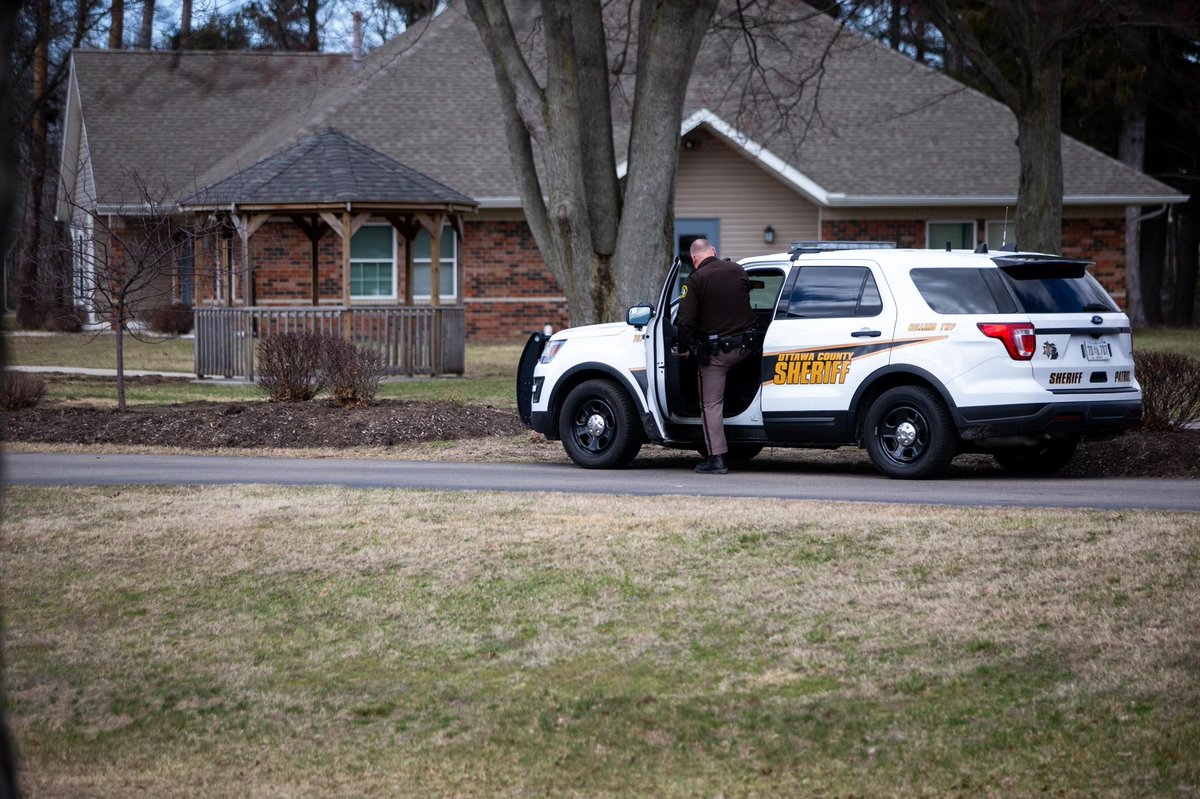 Scene of Falcon Woods Apartments as police search for the suspect in this morning's shooting at automobile seat manufacturer Adient