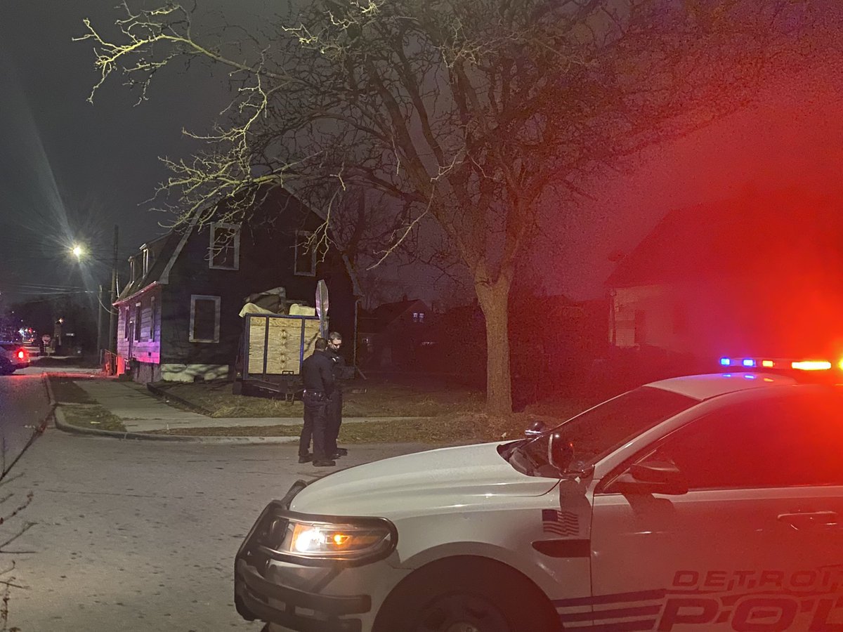 Male dead on Bulwer near Martin between Mich Ave and John Kronk in SW Detroit. Police searching area to the west around Parkinson and Bulwer for bullet casings and other evidence. So far, though, no timeline or id or motive. 