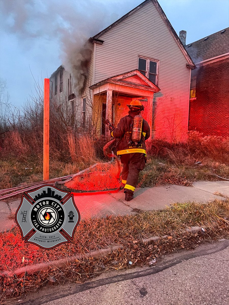 Engine 41 Trial Firefighter stretching line on a vacant dwelling E Warren & Moran