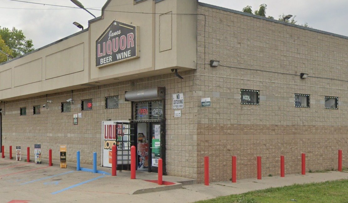 Stabbing: DetroitPolice's 7th Precinct at 7945 Charlevoix for a non fatal stabbing according to dispatch audio. DPD Evidence Techs are responding to process the scene for investigators. Detroit East Side