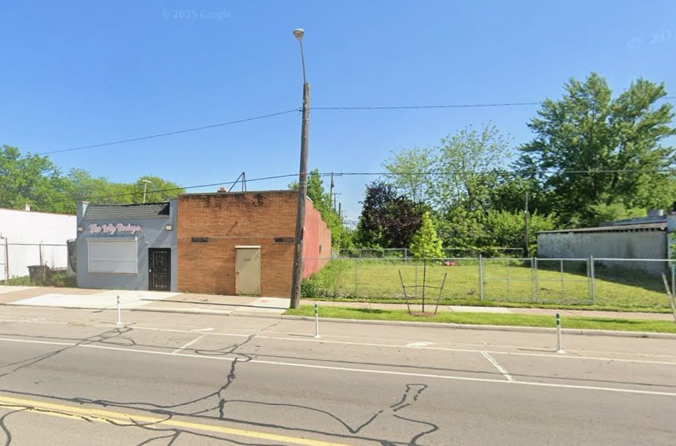 Commercial Building Fire: DetroitFire at 15130 E Warren for a working commercial building fire. Engine 58 reports a 40' x 75' building, stretched. Battalion Chief's 3/6 will have incident command.